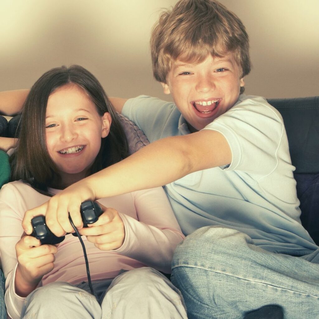 niño y niña juegan a videojuegos
